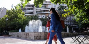 Γυναίκα σε πλατεία με συντριβάνι