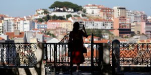 Γυναίκα τραβά φωτογραφία