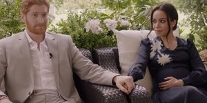 Ο Τζόρνταν Ντιν στον ρόλο του Χάρι και η Σίντεϊ Μόρτον ως Μέγκαν Μαρκλ