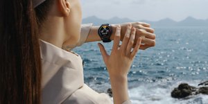 Γυναίκα κοιτάζει το smartwatch της