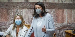 Η Νίκη Κεραμέως απαντά σε έντονο ύφος στη Βουλή