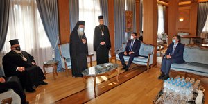 Ο Β. Κικίλιας και ο Σωτ. Τσιόδρας με τον Αρχιεπίσκοπο Ιερώνυμο στη συνεδρίαση της ΔΙΣ