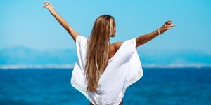 γυναίκα με μακριά μαλλιά