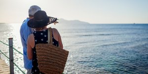 Ζευγάρι ηλικιωμένων αγναντεύει τη θάλασσα