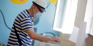 ηλικιωμένος με ριγέ μπλούζα σε εκλογικό κέντρο στο Βουλγαρία