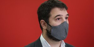ηλιοπουλος κοκκινος τοιχος