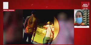 Ινδία τουρίστες με σπαθιά σε καυγά