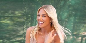 Ιωάννα Μαλέσκου με πορτοκαλί φόρεμα