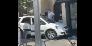 Αυτοκίνητο έπεσε σε καφέ στην Ισπανία