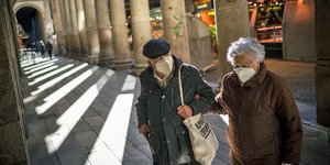 Ζευγάρι ηλικιωμένων με μάσκες στην Ισπανία