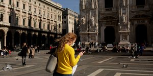 γυναίκα με κίτρινη μπλούζα και άσπρη μάσκα