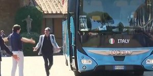 O Tζανλούκα Βιάλι μπαίνει στο πούλμαν καθυστερημένος