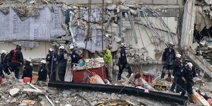 Τζο Μπάιντεν συντρίμμια πολυκατοικίας έρευνες