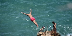 Βουτιά σε παραλία του Ναυπλίου