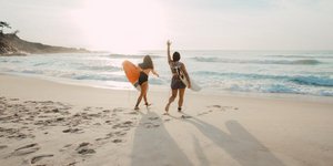 Γυναίκες κάνουν surf