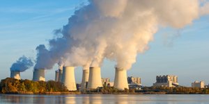 καπνός από εργοστάσιο κοντά σε θάλασσα