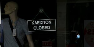 Κατάστημα ρούχων στην Κύπρο με ταμπέλα που αναγράφει «κλειστόν»