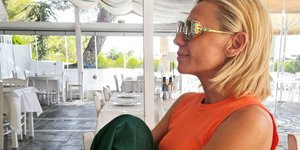 Κατερίνα Καραβάτου: Με ποιον γνωστό παρουσιαστή κάνει βουτιές στην παραλία