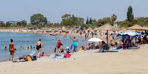 Παραλία γεμάτη κόσμο εν μέσω καύσωνα στην Ελλάδα