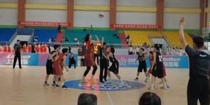 Αδιανόητο: 14χρονη Κινέζα μπασκετμπολίστρια βλέπει τον κόσμο από τα 2,27μ.!