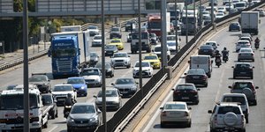 κίνηση στους δρόμους με αυτοκίνητα στην Εθνική Οδό