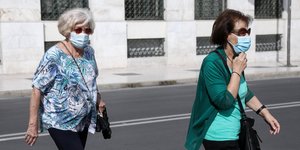 Κυρίες με μάσκα