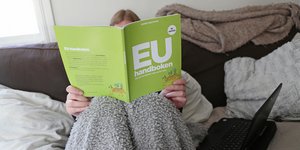 κοπέλα διαβάζει ενημερωτικό της ΕΕ