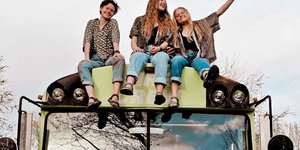 Οι τρεις κοπέλες στην οροφή του λεωφορείου τους