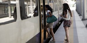 κοπελες στο τρενο