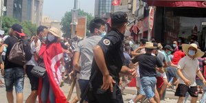 κόσμος σε διαδήλωση στην Τυνησία