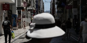 Κόσμος στην αγορά της Ερμού στο κέντρο της Αθήνας
