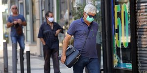 κόσμος με μάσκα περπατάει
