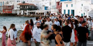 Κόσμο στη Μικρή Βενετία στη Μύκονο