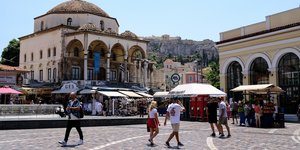 Κόσμος στο Μοναστηράκι