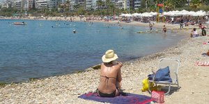 κόσμος σε παραλία στην Αθήνα στην παραλιακή