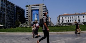 Κόσμος περπατά στην Ομόνοια