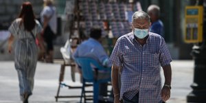 κόσμος περπατάει στην πλατεία στο κέντρο της Αθήνας