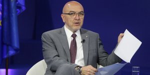 Κώστας Φραγκογιάννης με χαρτί στα χέρια σε φόρουμ