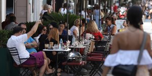 Κορωνοϊός / πολίτες κάθονται σε καφετέριες της Πάτρας
