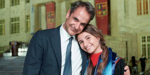 Ο Κυριάκος Μητσοτάκης με την κόρη του Δάφνη στην αποφοίτησή της