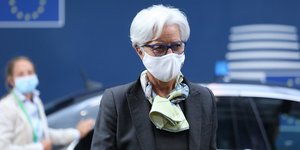 Η Κριστίν Λαγκάρντ με μαντήλι στον λαιμό
