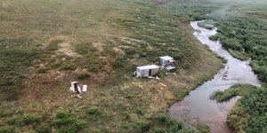 Η καλύβα που βρήκε καταφύγιο ο άνδρας μετά τις επιθέσεις της αρκούδας