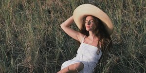 γυναίκα με λευκό φόρεμα στην εβδομάδα μόδας