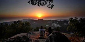 Ενα ζευγάρι απολαμβάνει το ηλιοβασίλεμα στο Λίβανο