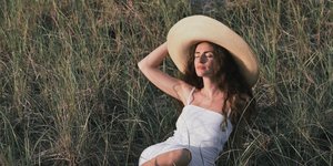 Το λευκό φόρεμα από τα Massimo Dutti