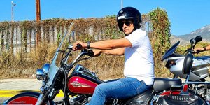 Ο Λευτέρης Αυγενάκης καβάλα στη Harley Davidson
