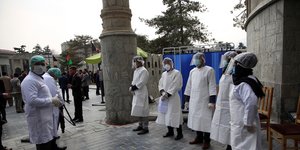 Υγειονομικοί με μάσκες σε χώρα της Μ. Ανατολής 