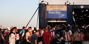 Μεγάλες ουρές στο λιμάνι του Πειραιά