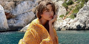 γυναίκα με φόρεμα