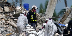 Συντρίμμια από την πολυκατοικία που κατέρρευσε